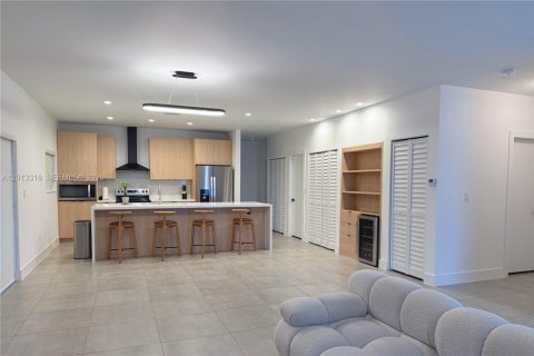 Villa ou maison à louer à Miami, Floride: 4 chambres, 165.92 m2 № 2076191 - photo 3