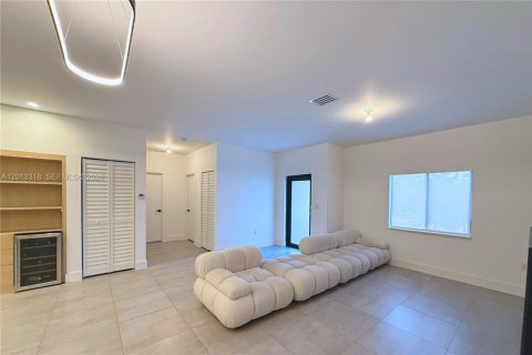 Villa ou maison à louer à Miami, Floride: 4 chambres, 165.92 m2 № 2076191 - photo 2