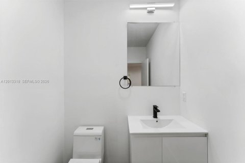 Villa ou maison à louer à Miami, Floride: 4 chambres, 165.92 m2 № 2076191 - photo 5