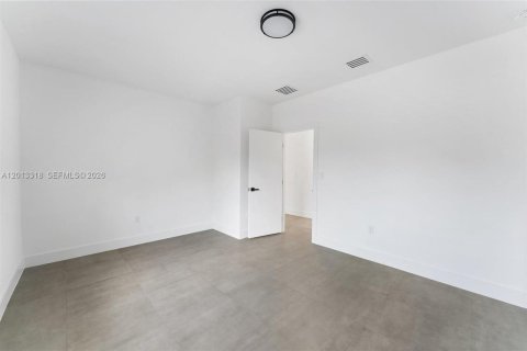 Villa ou maison à louer à Miami, Floride: 4 chambres, 165.92 m2 № 2076191 - photo 8