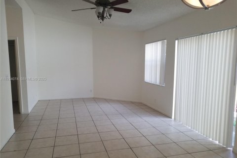 Снять в аренду виллу или дом в Коконат Крик, Флорида 3 спальни, 130.16м2, № 1992319 - фото 3