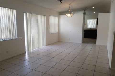 Снять в аренду виллу или дом в Коконат Крик, Флорида 3 спальни, 130.16м2, № 1992319 - фото 4