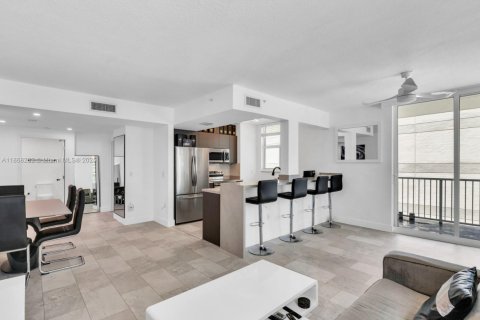 Copropriété à louer à Miami, Floride: 2 chambres, 103.68 m2 № 1928608 - photo 3