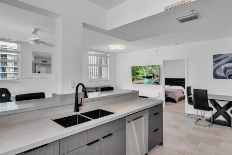 Condo in Miami, Florida, 2 bedrooms  № 1928608 - photo 11