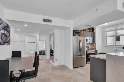 Condominio en alquiler en Miami, Florida, 2 dormitorios, 103.68 m2 № 1928608 - foto 4