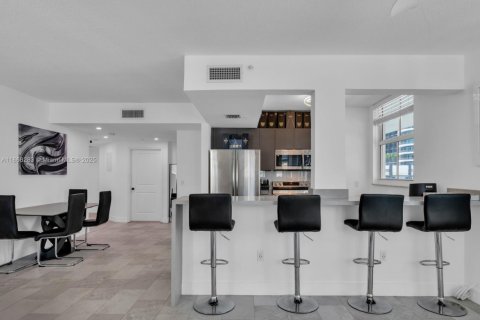 Condominio en alquiler en Miami, Florida, 2 dormitorios, 103.68 m2 № 1928608 - foto 9