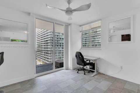 Condominio en alquiler en Miami, Florida, 2 dormitorios, 103.68 m2 № 1928608 - foto 13