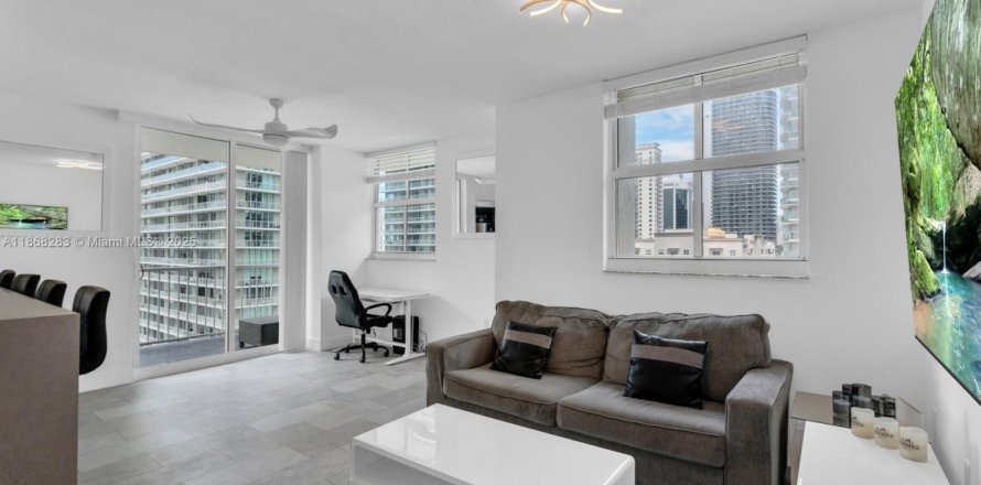 Condominio en Miami, Florida, 2 dormitorios  № 1928608