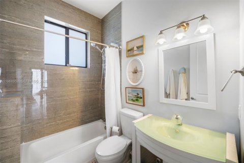 Casa en venta en Miami, Florida, 4 dormitorios, 269.04 m2 № 2027870 - foto 26
