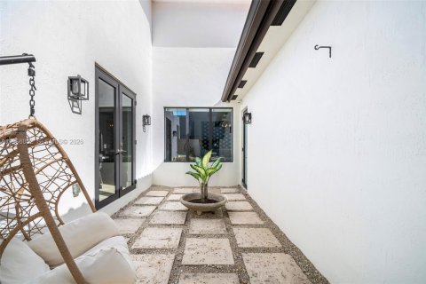 Casa en venta en Miami, Florida, 4 dormitorios, 269.04 m2 № 2027870 - foto 13