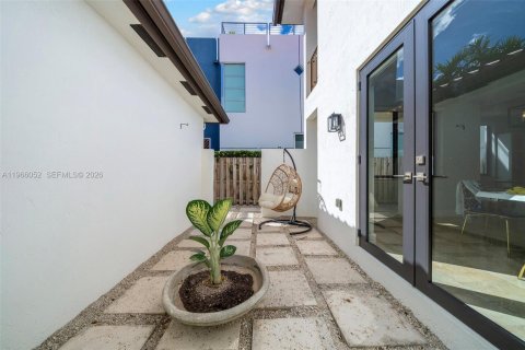 Casa en venta en Miami, Florida, 4 dormitorios, 269.04 m2 № 2027870 - foto 12