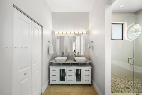 Casa en venta en Miami, Florida, 4 dormitorios, 269.04 m2 № 2027870 - foto 22