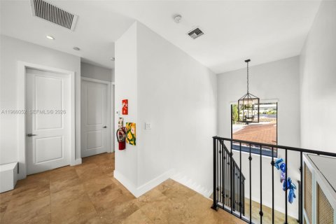 Casa en venta en Miami, Florida, 4 dormitorios, 269.04 m2 № 2027870 - foto 18