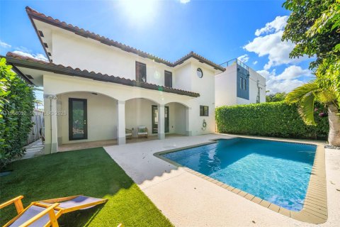 Casa en venta en Miami, Florida, 4 dormitorios, 269.04 m2 № 2027870 - foto 2