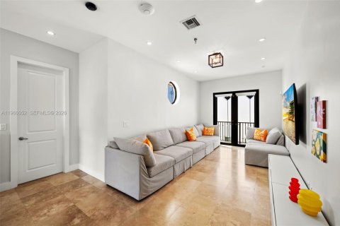 Casa en venta en Miami, Florida, 4 dormitorios, 269.04 m2 № 2027870 - foto 19