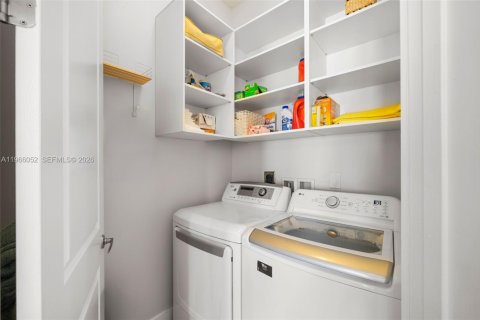 Casa en venta en Miami, Florida, 4 dormitorios, 269.04 m2 № 2027870 - foto 27