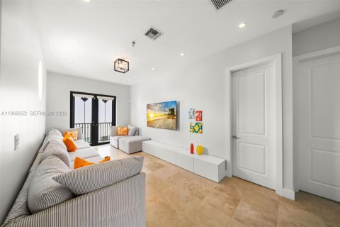 Casa en venta en Miami, Florida, 4 dormitorios, 269.04 m2 № 2027870 - foto 20