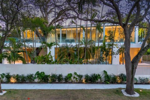 House in Miami, Florida 8 bedrooms, 575.44 sq.m. № 2040940 - photo 9