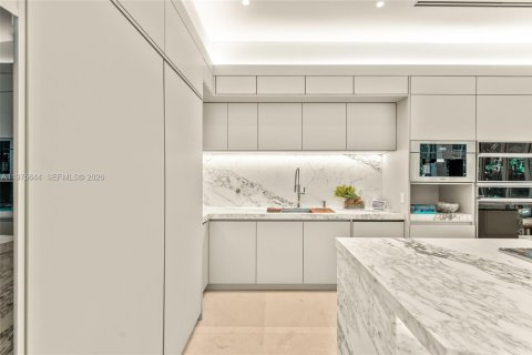 House in Miami, Florida 8 bedrooms, 575.44 sq.m. № 2040940 - photo 21