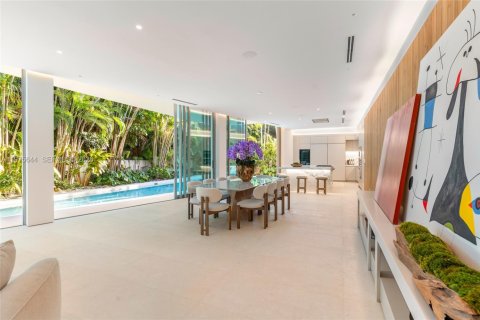 House in Miami, Florida 8 bedrooms, 575.44 sq.m. № 2040940 - photo 30