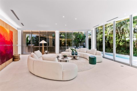 House in Miami, Florida 8 bedrooms, 575.44 sq.m. № 2040940 - photo 15