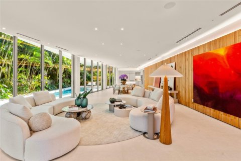 House in Miami, Florida 8 bedrooms, 575.44 sq.m. № 2040940 - photo 2