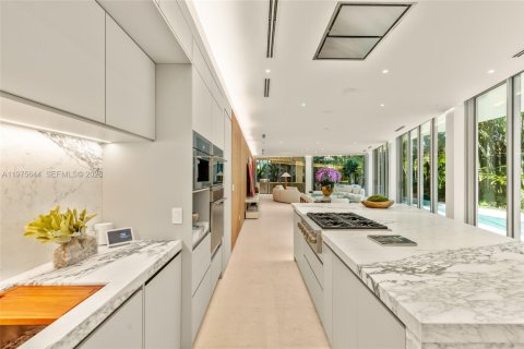 House in Miami, Florida 8 bedrooms, 575.44 sq.m. № 2040940 - photo 26