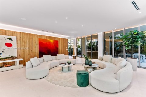 House in Miami, Florida 8 bedrooms, 575.44 sq.m. № 2040940 - photo 16