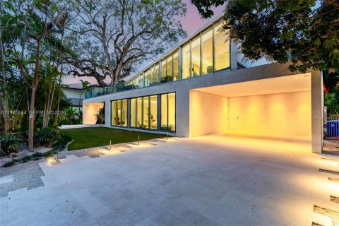 House in Miami, Florida 8 bedrooms, 575.44 sq.m. № 2040940 - photo 8