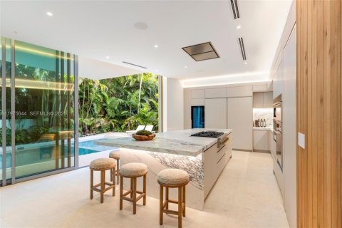 House in Miami, Florida 8 bedrooms, 575.44 sq.m. № 2040940 - photo 24