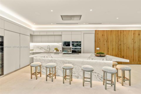 House in Miami, Florida 8 bedrooms, 575.44 sq.m. № 2040940 - photo 23