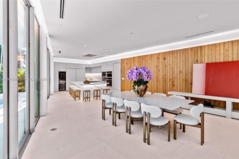 House in Miami, Florida 8 bedrooms, 575.44 sq.m. № 2040940 - photo 19