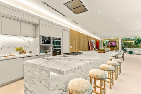 House in Miami, Florida 8 bedrooms, 575.44 sq.m. № 2040940 - photo 22