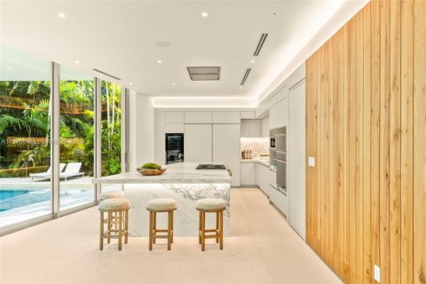 House in Miami, Florida 8 bedrooms, 575.44 sq.m. № 2040940 - photo 20