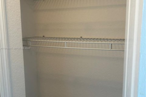 Condominio en alquiler en South Miami, Florida, 3 dormitorios, 108.14 m2 № 2026426 - foto 12