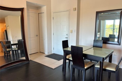 Condominio en alquiler en South Miami, Florida, 3 dormitorios, 108.14 m2 № 2026426 - foto 17