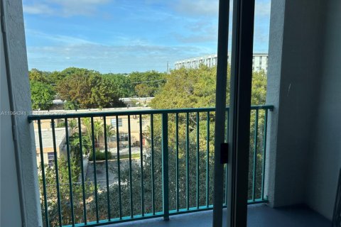 Condominio en alquiler en South Miami, Florida, 3 dormitorios, 108.14 m2 № 2026426 - foto 9