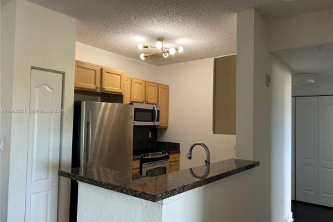 Condominio en alquiler en South Miami, Florida, 3 dormitorios, 108.14 m2 № 2026426 - foto 2