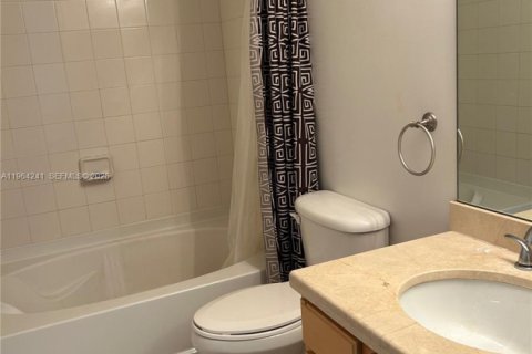 Condominio en alquiler en South Miami, Florida, 3 dormitorios, 108.14 m2 № 2026426 - foto 16