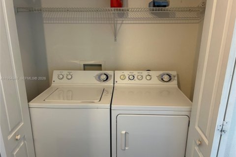 Condominio en alquiler en South Miami, Florida, 3 dormitorios, 108.14 m2 № 2026426 - foto 15