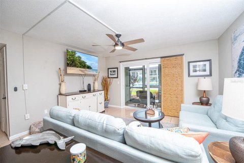 Condo in New Smyrna Beach, Florida, 2 bedrooms  № 1651136 - photo 8
