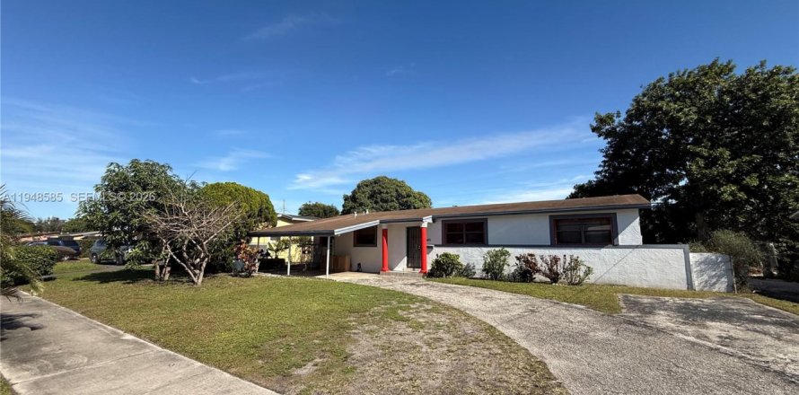 Villa ou maison à Miami Gardens, Floride 4 chambres, 182.55 m2 № 2004649