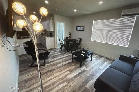 Propiedad comercial en venta en Miami, Florida № 2013119 - foto 21