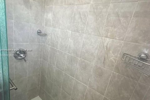 Propiedad comercial en venta en Miami, Florida № 2013119 - foto 12