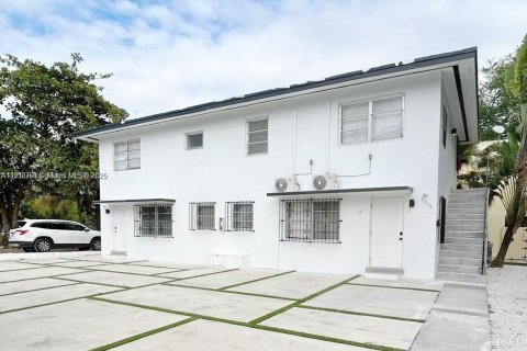 Propiedad comercial en venta en Miami, Florida № 2013119 - foto 2