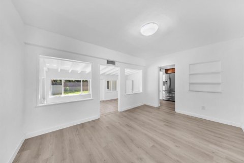 House in Miami Shores, Florida 4 bedrooms, 222.97 sq.m. № 2401240 - photo 10