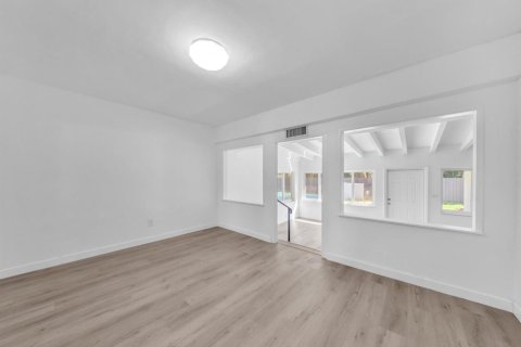 House in Miami Shores, Florida 4 bedrooms, 222.97 sq.m. № 2401240 - photo 12