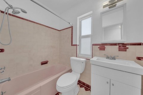House in Miami Shores, Florida 4 bedrooms, 222.97 sq.m. № 2401240 - photo 24
