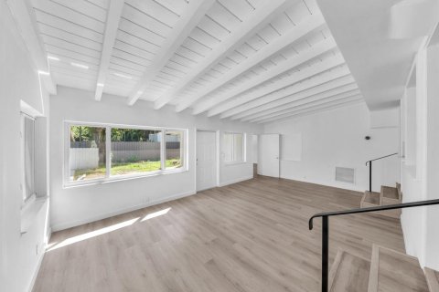House in Miami Shores, Florida 4 bedrooms, 222.97 sq.m. № 2401240 - photo 13