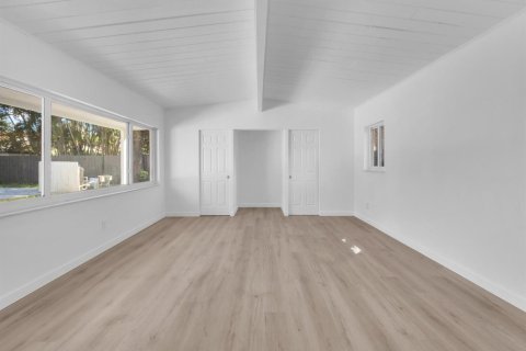 House in Miami Shores, Florida 4 bedrooms, 222.97 sq.m. № 2401240 - photo 17